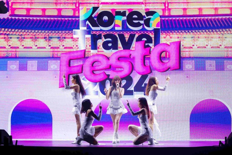 Ca sĩ Min mang đến h&igrave;nh ảnh ngọt ng&agrave;o tại Korea Travel Festa.
