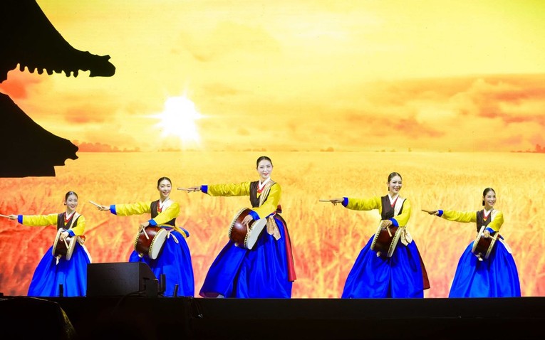 Đo&agrave;n biểu diễn mặc Hanbok truyền thống của H&agrave;n Quốc