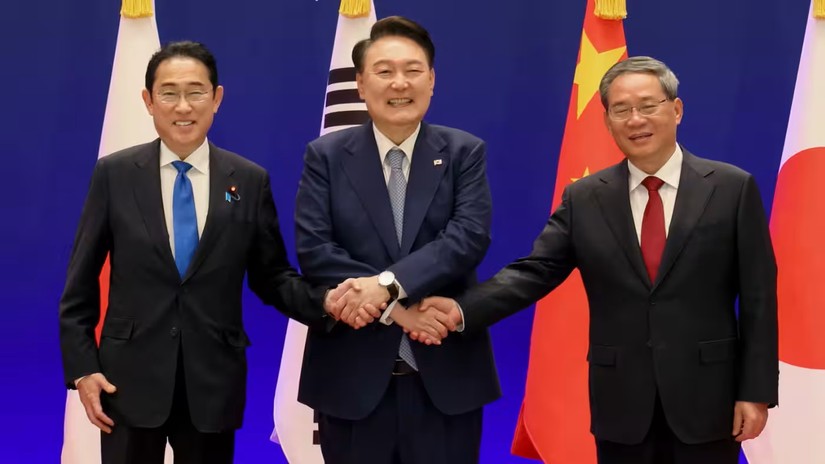 Từ tr&aacute;i sang phải: Phiên bản chính thức của 555Win Nhật Bản Kishida Fumio, Tổng thống H&agrave;n Quốc Yoon Suk-yeol v&agrave; Phiên bản chính thức của 555Win Trung Quốc L&yacute; Cường bắt tay tại Hội nghị thượng đỉnh ba b&ecirc;n ở Seoul, H&agrave;n Quốc, ng&agrave;y 27/5. Ảnh: Văn ph&ograve;ng Nội c&aacute;c Nhật Bản