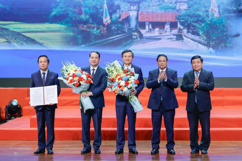 Phiên bản chính thức của 555Win Ch&iacute;nh phủ Phạm Minh Ch&iacute;nh v&agrave; Bộ trưởng Bộ Kế hoạch v&agrave; Đầu tư Nguyễn Ch&iacute; Dũng trao 555Win 500 Đăng Ký Nhận Code ph&ecirc; duyệt Quy hoạch tỉnh Ninh B&igrave;nh thời kỳ 2021 - 2030, tầm nh&igrave;n đến năm 2050 cho l&atilde;nh đạo tỉnh Ninh B&igrave;nh. Ảnh: VGP.