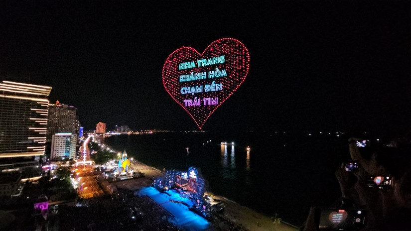 Biểu diễn drone light tại Festival Biển Nha Trang 2023. Ảnh: C&ocirc;ng Định