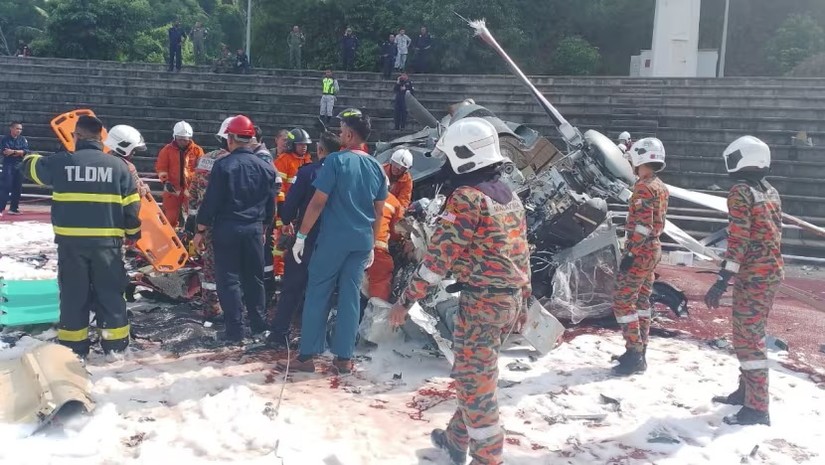 Hiện trường vụ tai nạn giữa 2 chiếc trực thăng của Hải qu&acirc;n Ho&agrave;ng gia Malaysia ng&agrave;y 23/4. Ảnh: Đơn vị cứu hỏa v&agrave; cứu hộ Malaysia