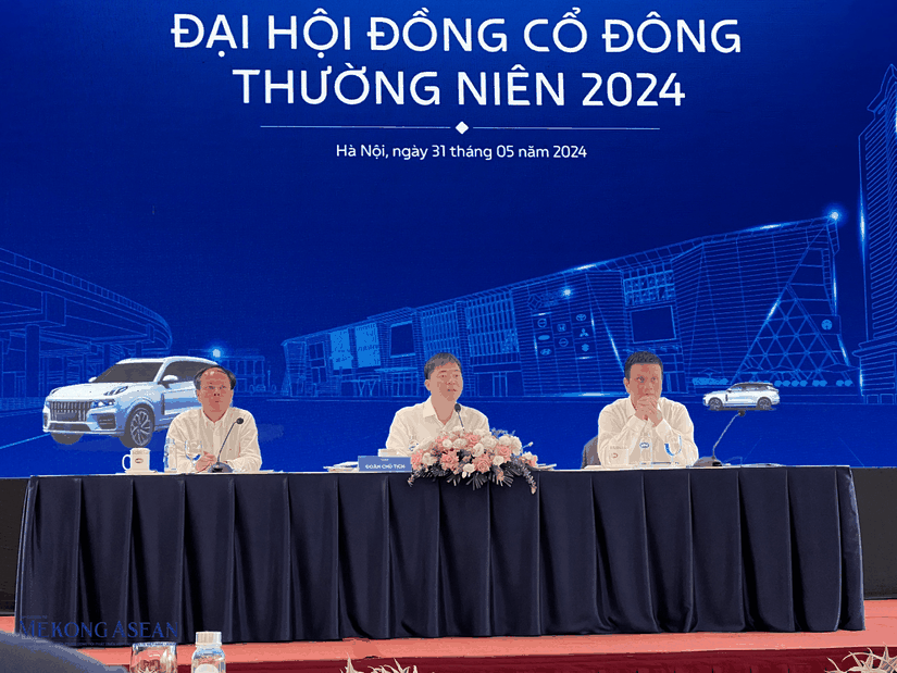 &Ocirc;ng Vũ Đ&igrave;nh Độ (giữa) chủ tr&igrave; đại hội ng&agrave;y 31/5. Ảnh: Minh Phong - 555win Login