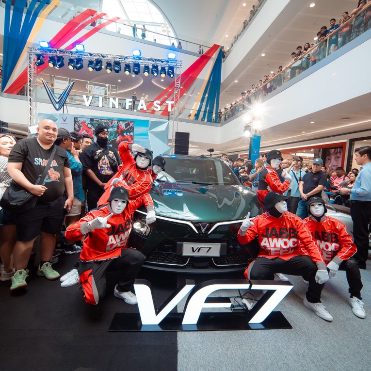 VF 7 l&agrave; một trong bốn mẫu &ocirc; t&ocirc; điện được trưng b&agrave;y tại sự kiện.