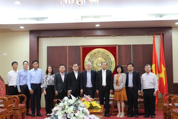 Chủ tịch UBND tỉnh Nguyễn Văn Thọ v&agrave; đại diện c&aacute;c sở, ng&agrave;nh chụp h&igrave;nh lưu niệm với l&atilde;nh đạo tập đo&agrave;n SCG. Nguồn: B&aacute;o B&agrave; Rịa - Vũng T&agrave;u.