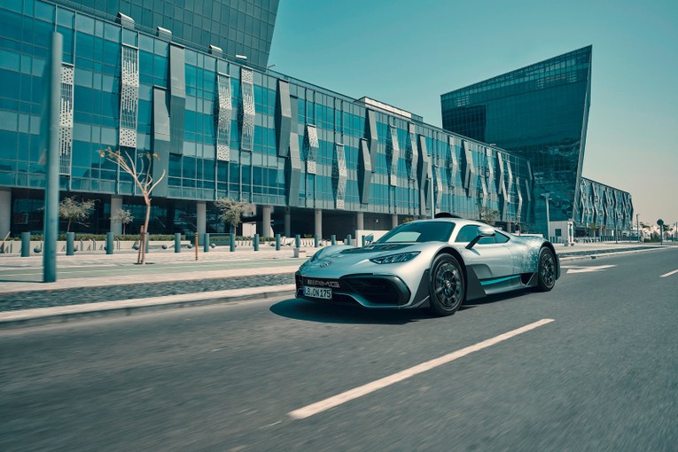 Về mặt ngoại thất, Mercedes-AMG ONE phi&ecirc;n bản 555win phien bạn Chính Thức kh&aacute; tương đồng với c&aacute;c bản concept trước đ&acirc;y. Khối lượng của xe đạt mức 1.695 kg.