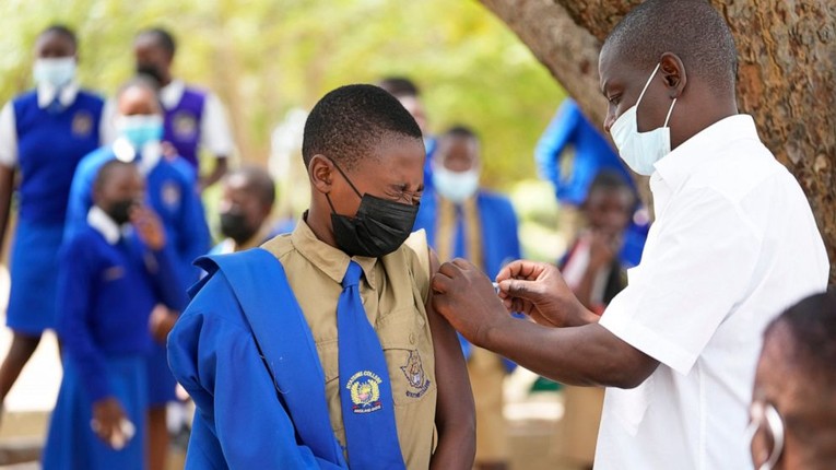 Zimbabwe l&agrave; quốc gia kh&ocirc;ng gi&aacute;p biển nằm ph&iacute;a Nam ch&acirc;u Phi v&agrave; l&agrave; một trong những nước ch&acirc;u Phi c&oacute; tỷ lệ ti&ecirc;m ph&ograve;ng vaccine Covid-19 cao nhất tại lục địa n&agrave;y. Ảnh: AP