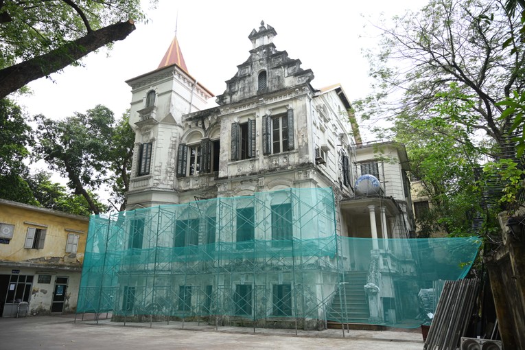 Căn biệt thự ph&aacute;p cổ ở 46 H&agrave;ng B&agrave;i, Ho&agrave;n Kiếm đ&atilde; được qu&acirc;y k&iacute;n v&agrave; đang trong thời gian tu sửa. Ảnh: Qu&aacute;ch Sơn.