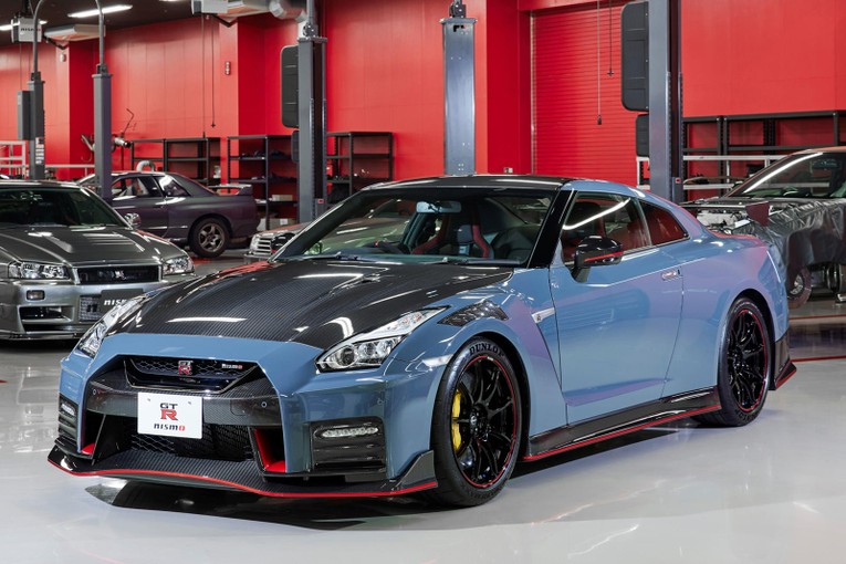 Nissan GT-R Nismo: Dễ hiểu nếu chiếc xe n&agrave;y trở th&agrave;nh một trong những mẫu xe thể thao Nhật Bản vĩ đại nhất thế kỷ 21. Thiết kế tuyệt vời, sức mạnh, hệ thống dẫn động bốn b&aacute;nh gi&uacute;p GT-R Nismo nhanh đến mức ph&aacute; kỷ lục v&ograve;ng đua N&uuml;rburgring.