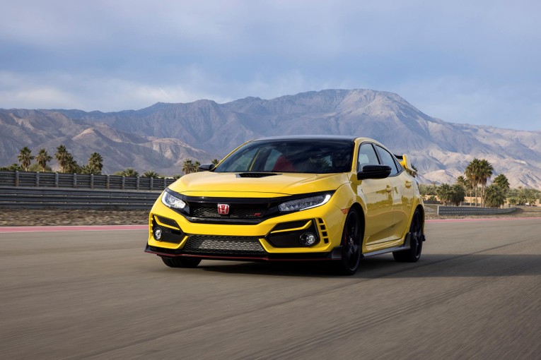 Honda Civic Type-R: Civic l&agrave; một th&agrave;nh c&ocirc;ng vang dội của Honda kể từ khi được giới thiệu v&agrave;o năm 1972 khi b&aacute;n được h&agrave;ng triệu chiếc v&agrave; l&agrave; một trong những loại xe phổ biến nhất tại Mỹ. Chiếc Civic Type-R cuối c&ugrave;ng được giới thiệu v&agrave;o năm 2017, được trang bị động cơ 4 xi lanh thẳng h&agrave;ng tăng &aacute;p với c&ocirc;ng suất 316 m&atilde; lực, khiến bạn cảm thấy th&iacute;ch th&uacute; khi l&aacute;i xe.