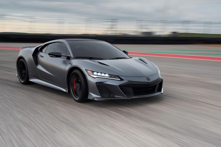 Acura NSX 2016: V&agrave;o đầu những năm 90, Honda đ&atilde; g&acirc;y chấn động thế giới khi tr&igrave;nh l&agrave;ng chiếc NSX mang t&iacute;nh biểu tượng. Năm 2016, Honda tr&igrave;nh l&agrave;ng NSX thế hệ thứ hai khi được trang bị hệ thống AWD ti&ecirc;n tiến, bao gồm động cơ tăng &aacute;p k&eacute;p 3,5 l&iacute;t V6 cung cấp năng lượng cho b&aacute;nh sau v&agrave; một cặp m&ocirc;-tơ điện cung cấp năng lượng cho b&aacute;nh trước.