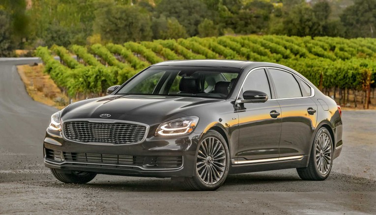 Kia K900: L&agrave; chiếc sedan lớn nhất v&agrave; đẹp nhất m&agrave; bạn c&oacute; thể mua từ thương hiệu Kia. Chiếc xe mang đến sự c&acirc;n bằng ho&agrave;n hảo giữa sự sang trọng v&agrave; t&iacute;nh thẩm mỹ khi sở hữu th&acirc;n h&igrave;nh b&oacute;ng bẩy, lưới tản nhiệt nổi bật...