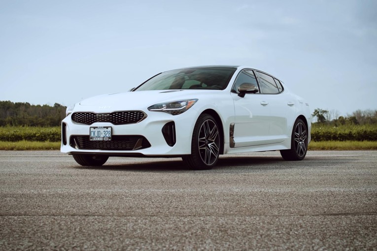 Kia Stinger GT: G&acirc;y ấn tượng với nhiều người kể từ khi ra mắt lần đầu ti&ecirc;n v&agrave;o năm 2017 v&igrave; được thiết kế bởi cựu nh&agrave; thiết kế Audi Peter Schreyer v&agrave; cựu Ph&oacute; chủ tịch kỹ thuật của BMW M. Albert Buermann.