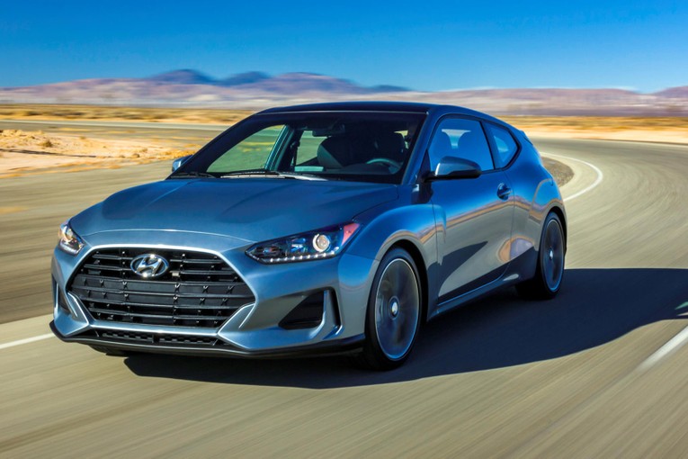 Hyundai Veloster Turbo R-Spec: L&agrave; một sản phẩm &amp;amp;amp;quot;hot&amp;amp;amp;quot; c&oacute; thể cạnh tranh s&ograve;ng phẳng với Volkswagen Golf GTI khi đi k&egrave;m với một động cơ turbo bốn xi lanh 1.6 l&iacute;t 201 m&atilde; lực kết hợp ri&ecirc;ng với hộp số s&agrave;n s&aacute;u cấp. Chiếc xe cũng c&oacute; tay l&aacute;i được điều chỉnh thể thao c&oacute; &iacute;ch khi xoay v&agrave; rẽ.