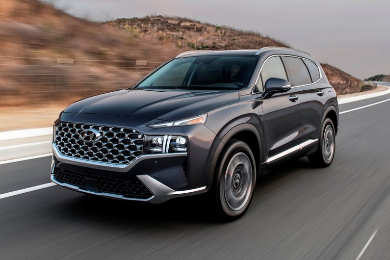 Hyundai Santa Fe: L&agrave; một chiếc SUV tiết kiệm đến mức tối đa cho kh&aacute;ch h&agrave;ng. Đ&acirc;y c&oacute; thể l&agrave; một trong những chiếc SUV rẻ nhất tại Mỹ hiện nay. Mẫu xe năm 2021 được sửa đổi nhiều v&agrave; dựa tr&ecirc;n nền tảng N3 mới của Hyundai d&agrave;nh cho mẫu xe hybrid v&agrave; plug-in hybrid. Phi&ecirc;n bản h&agrave;ng đầu được trang bị hệ thống truyền động hybrid nhẹ tạo ra 277 m&atilde; lực, đủ cho chiếc xe hoạt động mạnh mẽ.