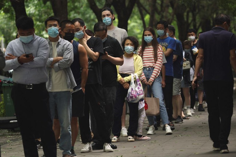 Người d&acirc;n Bắc Kinh xếp h&agrave;ng chờ x&eacute;t nghiệm h&ocirc;m 13/6. Ảnh: Reuters