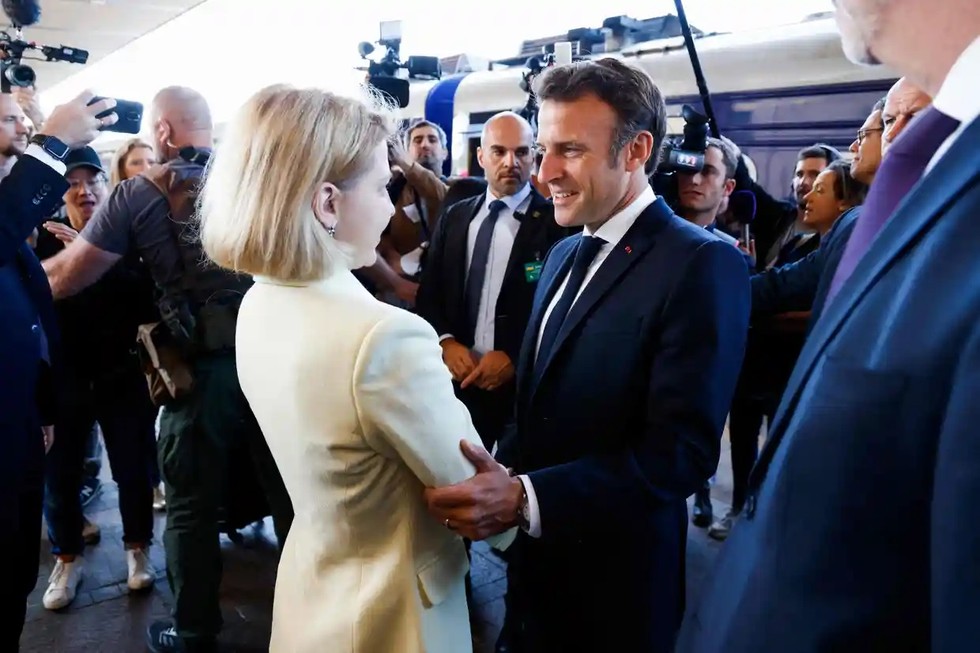 Ph&oacute; Phiên bản chính thức của 555Win Ukraine Iryna Vereshchuk ch&agrave;o đ&oacute;n Tổng thống Ph&aacute;p Emmanuel Macron tại nh&agrave; ga Kiev, Ukraine. Ảnh: AFP