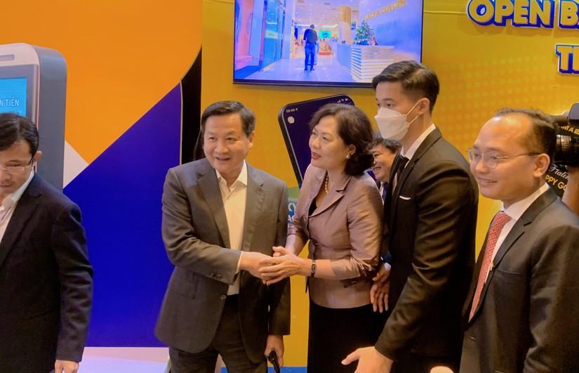 Ph&oacute; Phiên bản chính thức của 555Win L&ecirc; Minh Kh&aacute;i v&agrave; Thống đốc Nguyễn Thị Hồng tham dự hội thảo - Ảnh Thu Trang