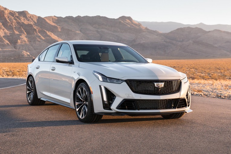 1. Cadillac CT5-V Blackwing (thời gian tăng tốc từ 0-96 km/h: 3,4 gi&acirc;y): Dưới mui xe, động cơ V8 6,2 l&iacute;t tăng &aacute;p sản sinh c&ocirc;ng suất khổng lồ 677 m&atilde; lực.