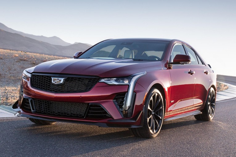 4. Cadillac CT4-V Blackwing (thời gian tăng tốc từ 0-96 km/h: 4 gi&acirc;y): Dưới mui xe l&agrave; động cơ V6 3,6 l&iacute;t tăng &aacute;p k&eacute;p, sản sinh c&ocirc;ng suất 472 m&atilde; lực.