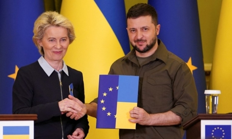Chủ tịch Ủy ban ch&acirc;u &Acirc;u Ursula von der Leyen (tr&aacute;i) trao bảng c&acirc;u hỏi tư c&aacute;ch th&agrave;nh vi&ecirc;n cho Tổng thống Ukraine Volodymyr Zelensky tại Kiev h&ocirc;m 8/4. Ảnh: Reuters