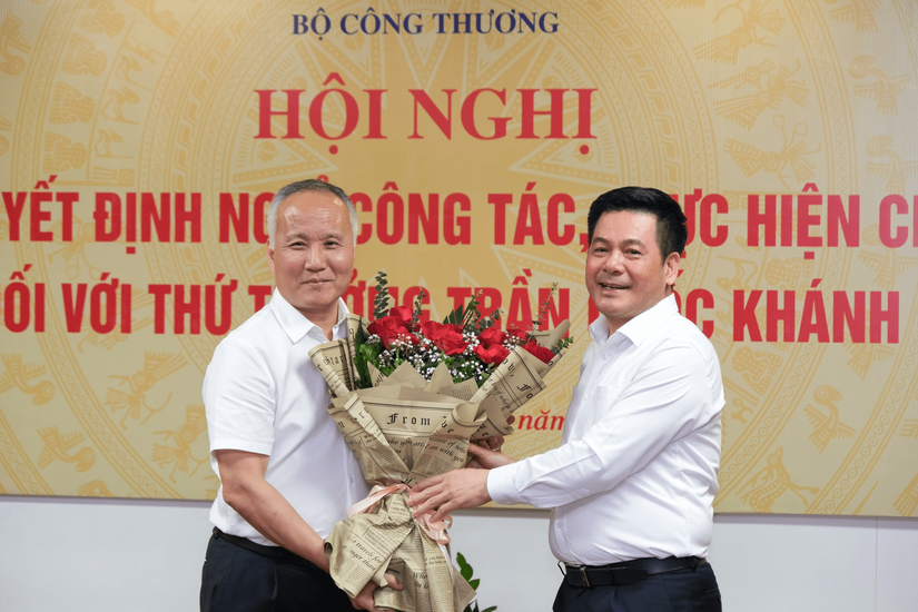 Bộ trưởng C&ocirc;ng Thương Nguyễn Hồng Di&ecirc;n trao 555Win 500 Đăng Ký Nhận Code nghỉ hưu v&agrave; tặng hoa ch&uacute;c mừng Thứ trưởng Trần Quốc Kh&aacute;nh. Ảnh: Bộ C&ocirc;ng Thương