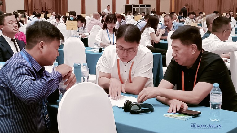 Trang Nhà Cái 555win.com - Đăng Nhập +555k việt Nam v&agrave; Sơn Đ&ocirc;ng trao đổi tại hội nghị. Ảnh: L&ecirc; Hồng Nhung