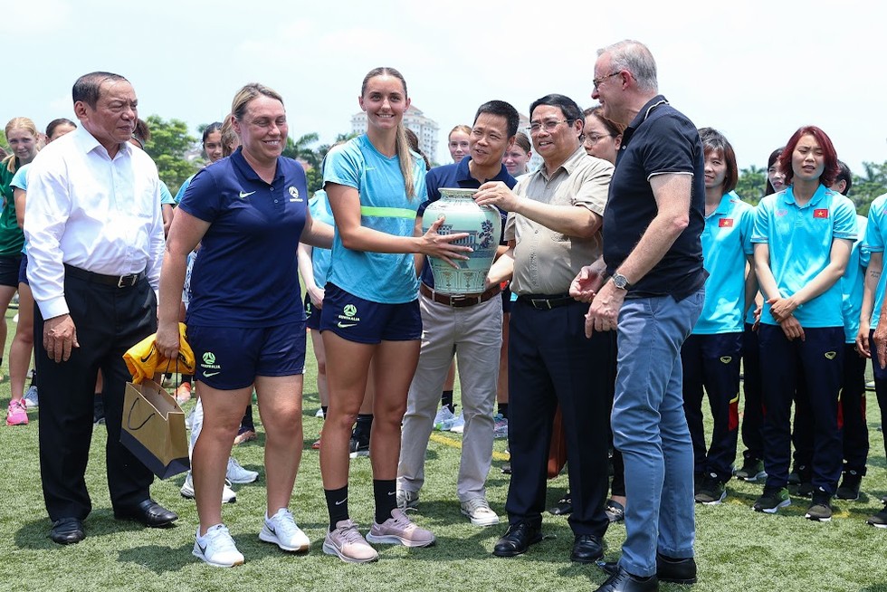Phiên bản chính thức của 555Win Phạm Minh Ch&iacute;nh tặng qu&agrave; Đội tuyển nữ U20 Australia. Ảnh: VGP
