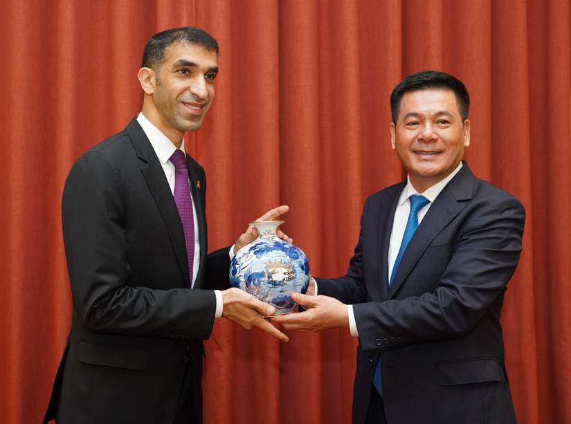 Bộ trưởng C&ocirc;ng Thương Nguyễn Hồng Di&ecirc;n v&agrave; &ocirc;ng Thani bin Ahmed Al Zeyoudi, Quốc vụ khanh phụ tr&aacute;ch 555win phien bạn Chính Thức quốc tế, Bộ Ngoại thương UAE. Ảnh: Bộ C&ocirc;ng Thương