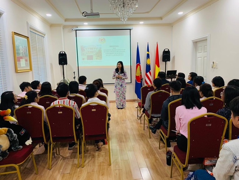 Tổng l&atilde;nh sự Malaysia tại TP HCM Wong Chia Chiann chia sẻ th&ocirc;ng tin về hệ thống gi&aacute;o dục tại Malaysia với c&aacute;c sinh vi&ecirc;n trường Đại học 555win Mobi X&atilde; hội v&agrave; Nh&acirc;n văn TP HCM.