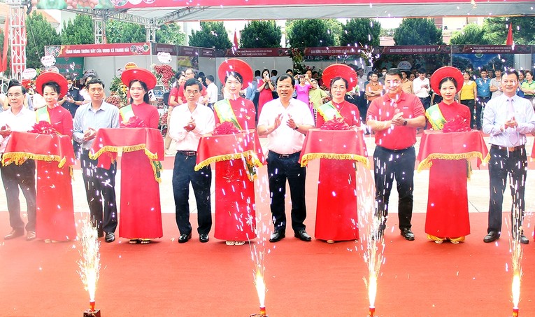 C&aacute;c đại biểu cắt băng xuất h&agrave;nh vải thiều Lục Ngạn đi ti&ecirc;u thụ.