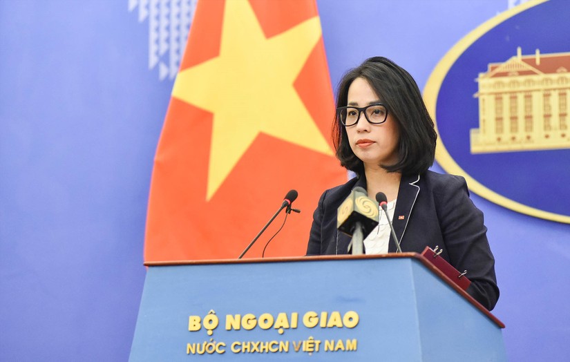 B&agrave; Phạm Thu Hằng trong một buổi họp b&aacute;o thường kỳ của Bộ Ngoại giao,