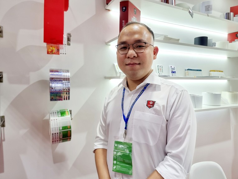 &Ocirc;ng Vũ L&ecirc; Vũ, Quản l&yacute; b&aacute;n h&agrave;ng của C&ocirc;ng ty Vũ Ho&agrave;ng Minh. Ảnh: Anh Thư