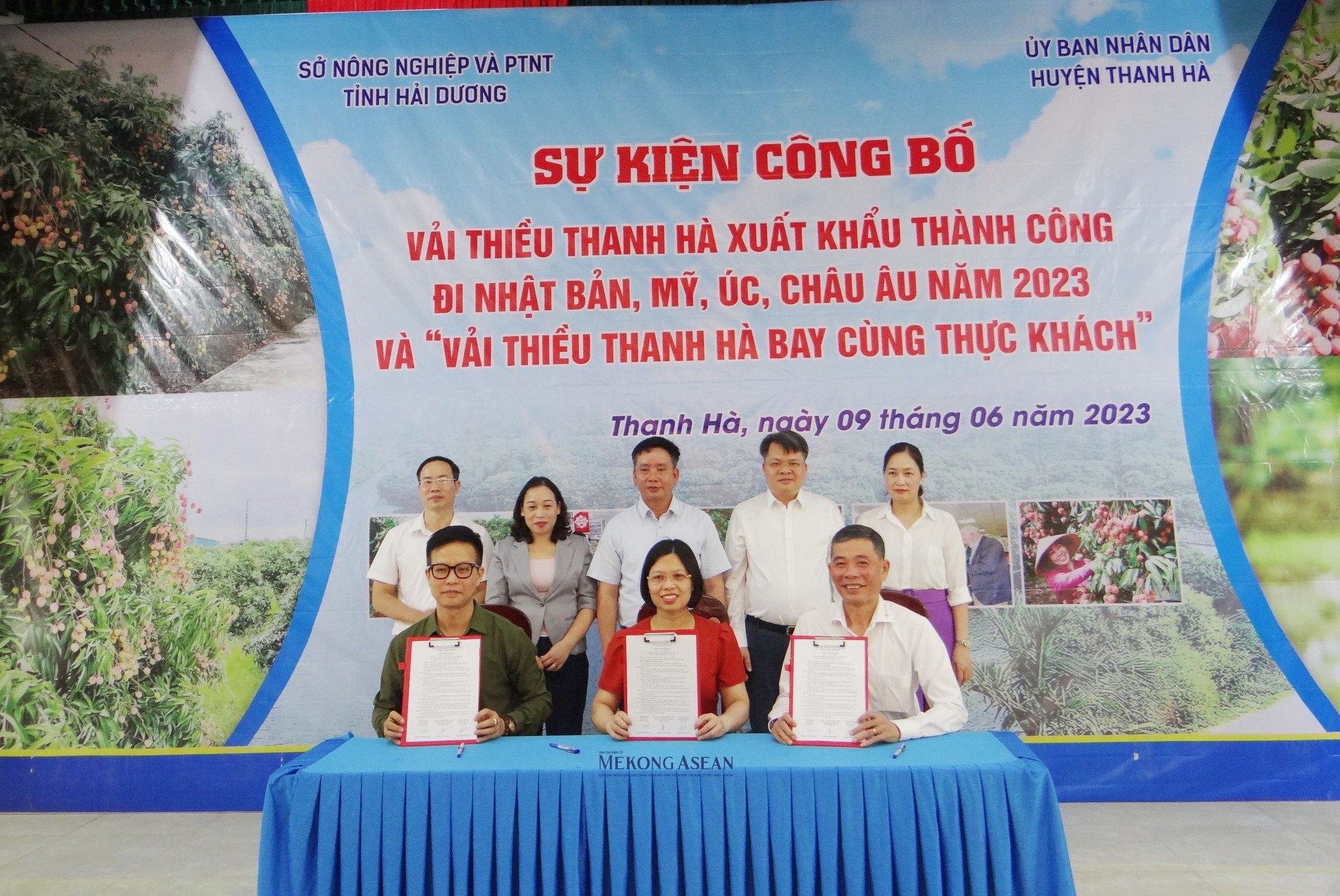 L&atilde;nh đạo UBND huyện Thanh H&agrave; v&agrave; Trang Nhà Cái 555win.com - Đăng Nhập +555k k&yacute; kết ghi nhớ hợp t&aacute;c thực hiện chương tr&igrave;nh &ldquo;Vải thiều Thanh H&agrave; bay c&ugrave;ng thực kh&aacute;ch&rdquo;.
