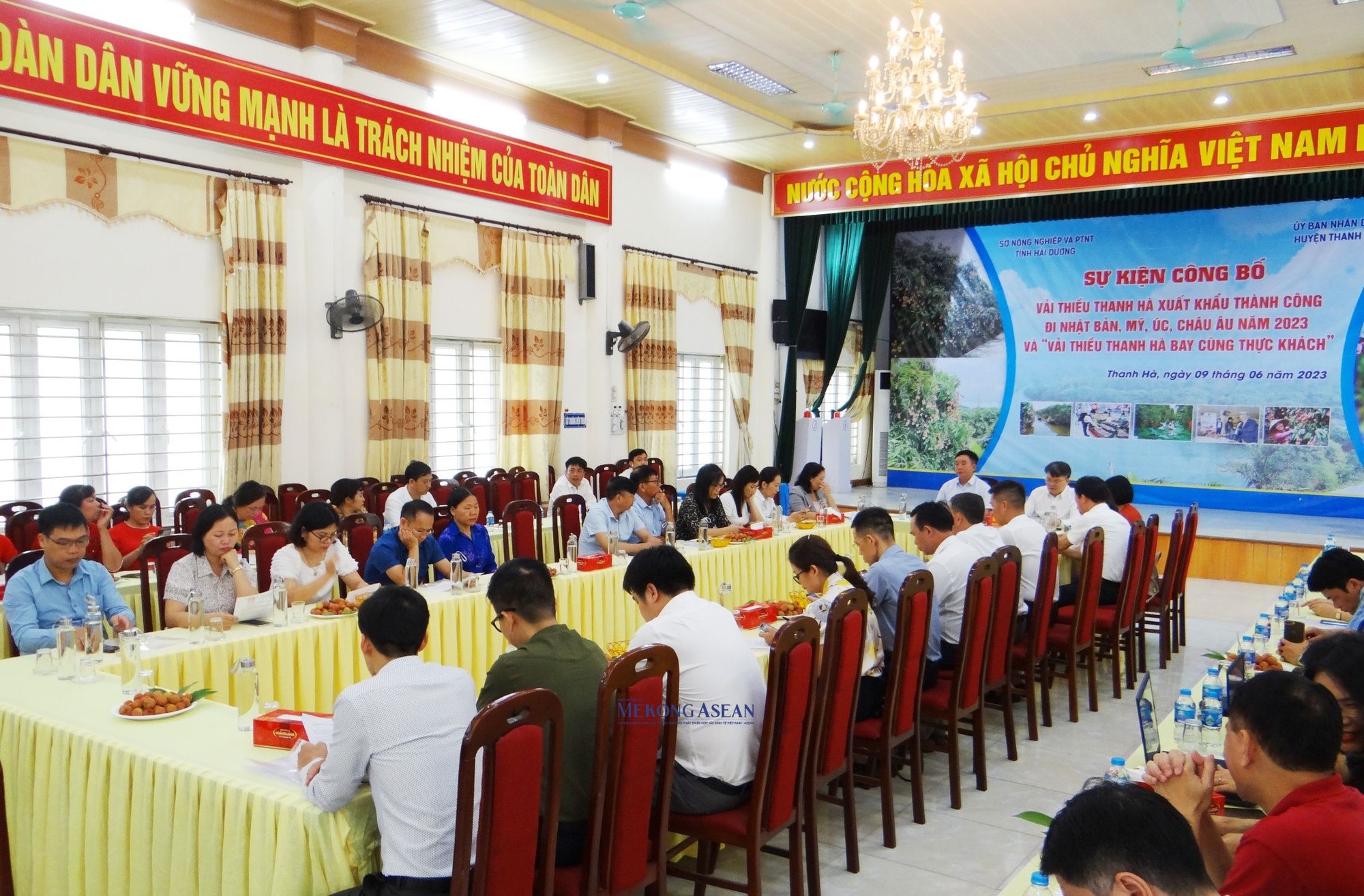 Quang cảnh sự kiện c&ocirc;ng bố vải thiều Thanh H&agrave; xuất khẩu th&agrave;nh c&ocirc;ng đi Nhật Bản, Mỹ, Australia, ch&acirc;u &Acirc;u năm 2023 v&agrave; &ldquo;Vải thiều Thanh H&agrave; bay c&ugrave;ng thực kh&aacute;ch&amp;amp;amp;quot;.