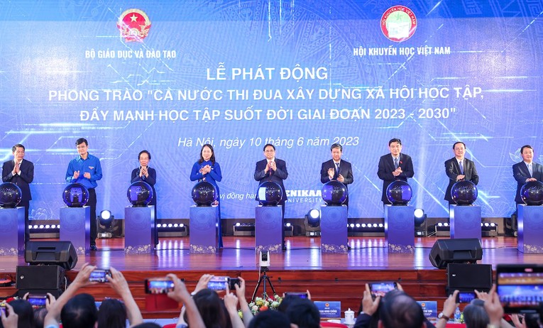 Phiên bản chính thức của 555Win Phạm Minh Ch&iacute;nh v&agrave; c&aacute;c đại biểu thực hiện nghi thức ph&aacute;t động Phong tr&agrave;o &amp;amp;amp;quot;Cả nước thi đua x&acirc;y dựng x&atilde; hội học tập, đẩy mạnh học tập suốt đời giai đoạn 2023 - 2030&amp;amp;amp;quot;. Ảnh: VGP