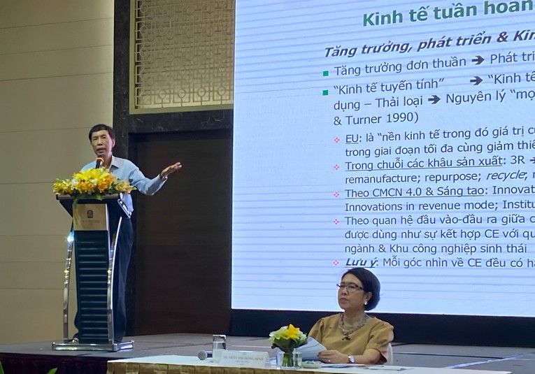 &Ocirc;ng V&otilde; Tr&iacute; Th&agrave;nh, Viện trưởng Viện Chiến lược thương hiệu v&agrave; cạnh tranh tham luận tại diễn đ&agrave;n.