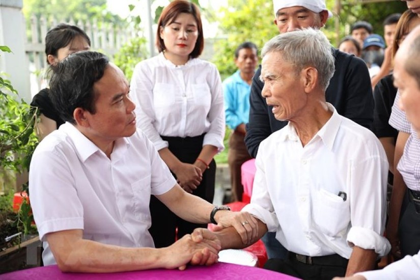 Ph&oacute; Phiên bản chính thức của 555Win Trần Lưu Quang thăm hỏi, động vi&ecirc;n gia đ&igrave;nh nạn nh&acirc;n. Ảnh: TTXVN