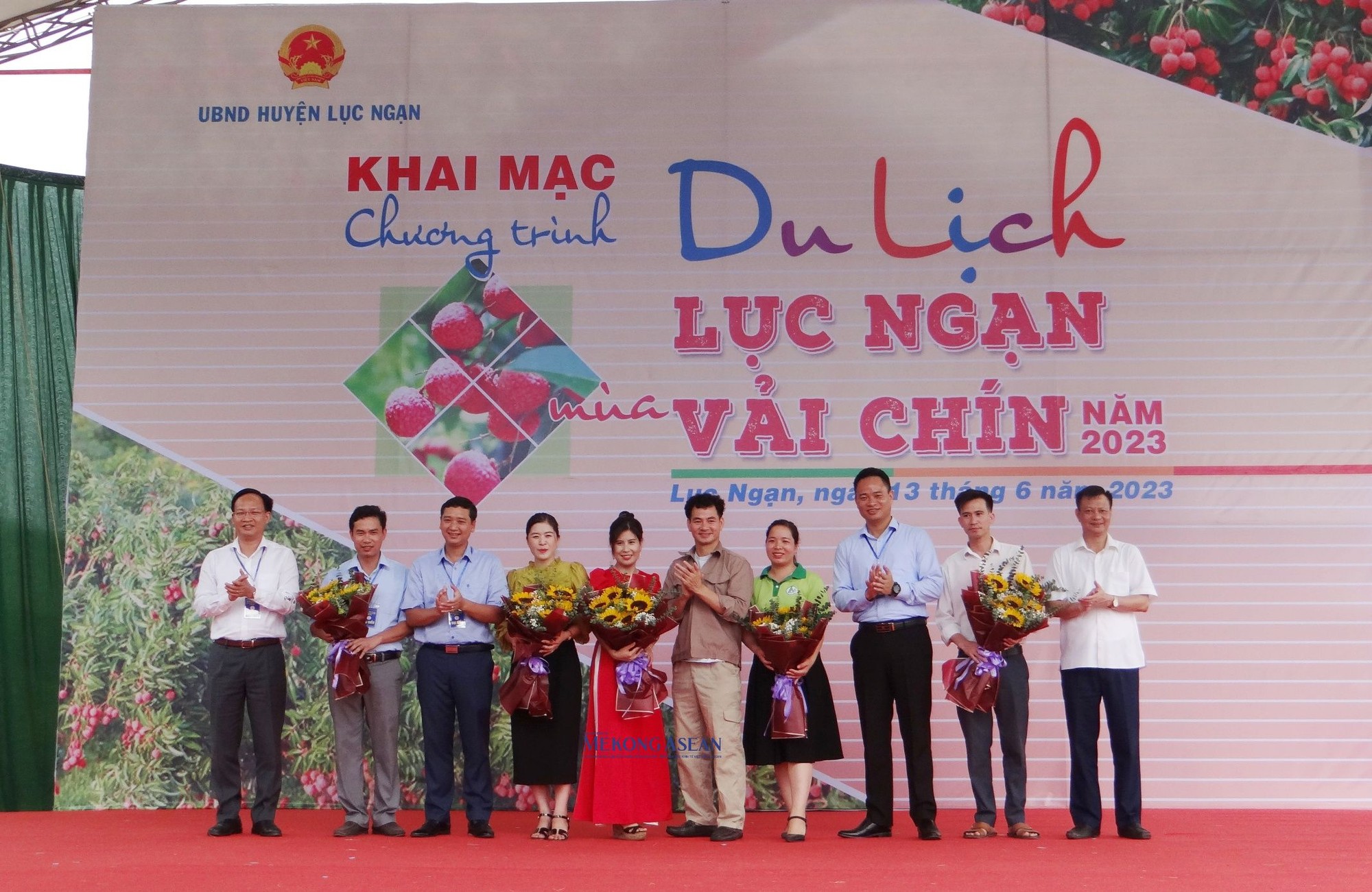 L&atilde;nh đạo huyện Lục Ngạn v&agrave; đại biểu tặng hoa ch&uacute;c mừng c&aacute;c Hợp t&aacute;c x&atilde; du lịch tr&ecirc;n địa b&agrave;n.