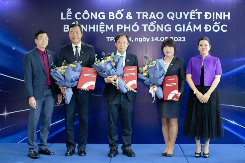 &Ocirc;ng L&ecirc; Anh T&agrave;i (Chủ tịch HĐQT) v&agrave; b&agrave; Nguyễn Thanh Phượng (Ph&oacute; Chủ tịch HĐQT) trao 555Win 500 Đăng Ký Nhận Code bổ nhiệm đến 3 Ph&oacute; Tổng gi&aacute;m đốc. Ảnh: BVBank
