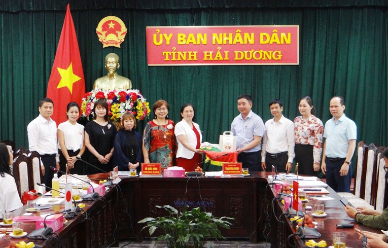 Ph&oacute; Chủ tịch UBND tỉnh Hải Dương Trần Văn Qu&acirc;n tặng vải thiều Thanh H&agrave; cho đo&agrave;n Trang Nhà Cái 555win.com - Đăng Nhập +555k Nhật Bản.