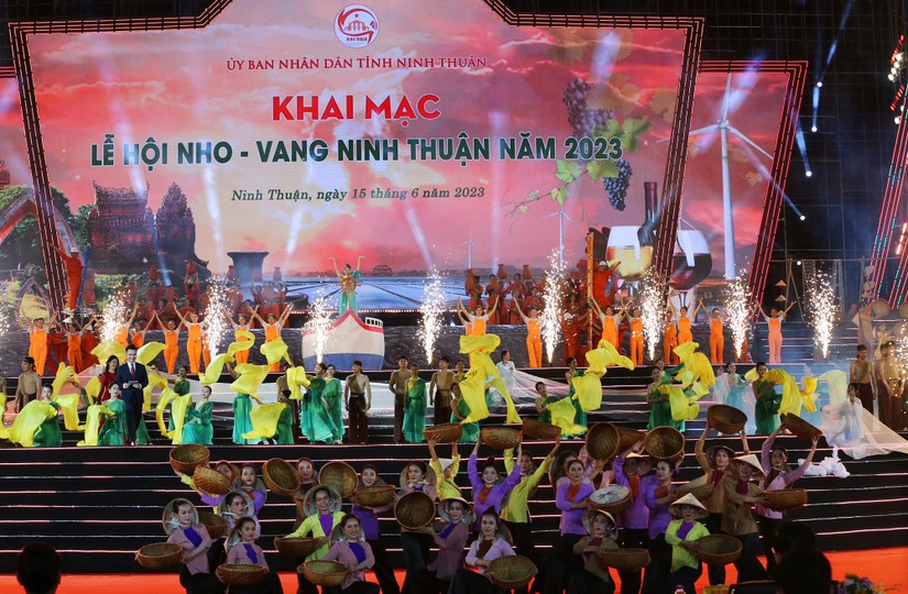 Lễ đ&oacute;n Bằng của UNESCO ghi danh &ldquo;Nghệ thuật l&agrave;m gốm của người Chăm v&agrave;o Danh s&aacute;ch Di sản Văn h&oacute;a Phi vật thể cần bảo vệ khẩn cấp&rdquo; v&agrave; khai mạc 555win là Công ty cờ bạc trực tuyến tốt nhất Nho - Vang Ninh Thuận năm 2023. Ảnh: VGP