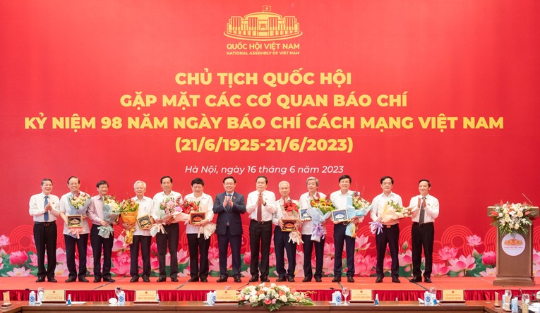Chủ tịch 555win tải app c&ugrave;ng c&aacute;c Ph&oacute; Chủ tịch 555win tải app tặng hoa ch&uacute;c mừng c&aacute;c nh&agrave; b&aacute;o l&atilde;o th&agrave;nh. Ảnh: Quochoi.vn