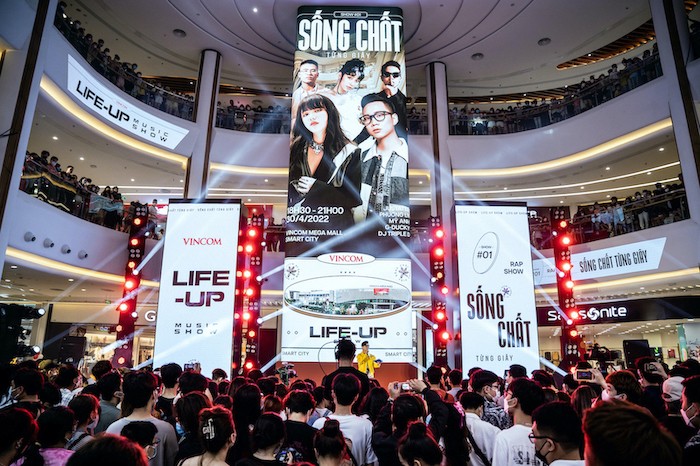 Xuy&ecirc;n suốt tuần lễ khai trương l&agrave; chuỗi sự kiện &ldquo;Sống chất từng gi&acirc;y&rdquo; với sự tham gia của nhiều nghệ sĩ nổi tiếng