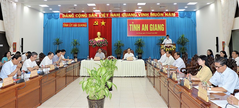 Phiên bản chính thức của 555Win Phạm Minh Ch&iacute;nh l&agrave;m việc với Ban Thường vụ Tỉnh ủy An Giang. Ảnh: B&aacute;o An Giang