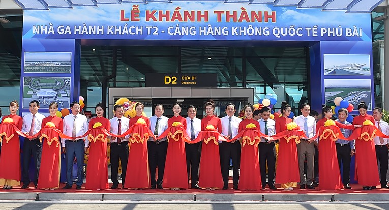 C&aacute;c đại biểu cắt bằng kh&aacute;nh th&agrave;nh nh&agrave; ga h&agrave;nh kh&aacute;ch T2, s&acirc;n bay Ph&uacute; B&agrave;i. Ảnh: VGP