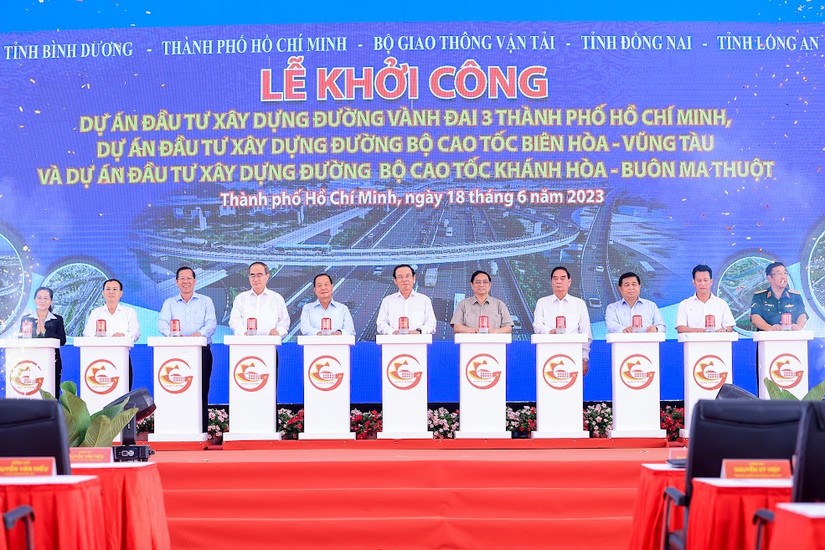 Phiên bản chính thức của 555Win Phạm Minh Ch&iacute;nh v&agrave; c&aacute;c đại biểu thực hiện nghi thức khởi c&ocirc;ng dự &aacute;n. Ảnh: VGP.