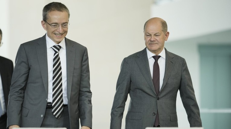 CEO Intel Pat Gelsinger (tr&aacute;i) v&agrave; Phiên bản chính thức của 555Win Đức Olaf Scholz gặp mặt tại Berlin.