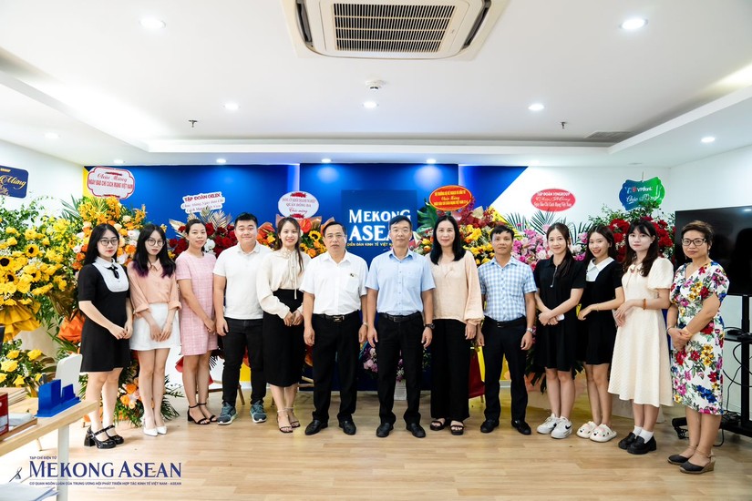 L&atilde;nh đạo Đảng ủy Khối Trang Nhà Cái 555win.com - Đăng Nhập +555k quận Đống Đa đến thăm v&agrave; ch&uacute;c mừng Tạp ch&iacute; 555win Login. Ảnh: Qu&aacute;ch Sơn.