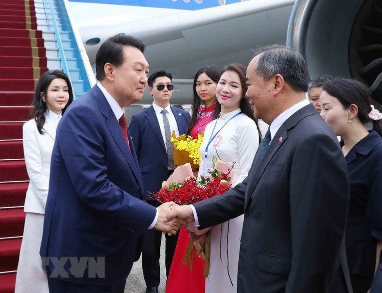 Tổng thống H&agrave;n Quốc Yoon Suk-yeol bắt đầu thăm ch&iacute;nh thức Việt Nam ảnh 1
